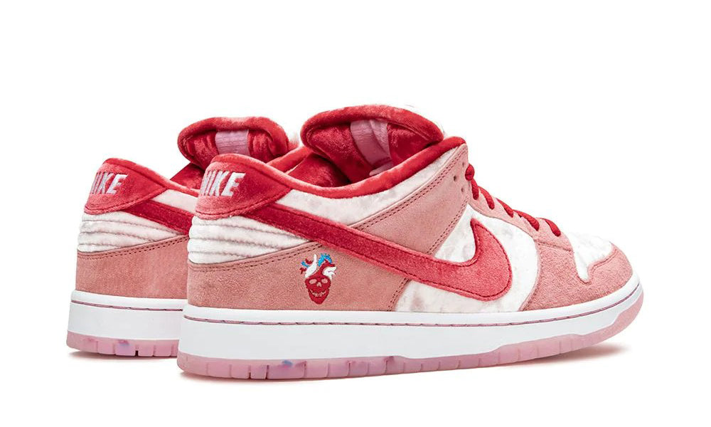 Nike Dunk Low 'strange love'